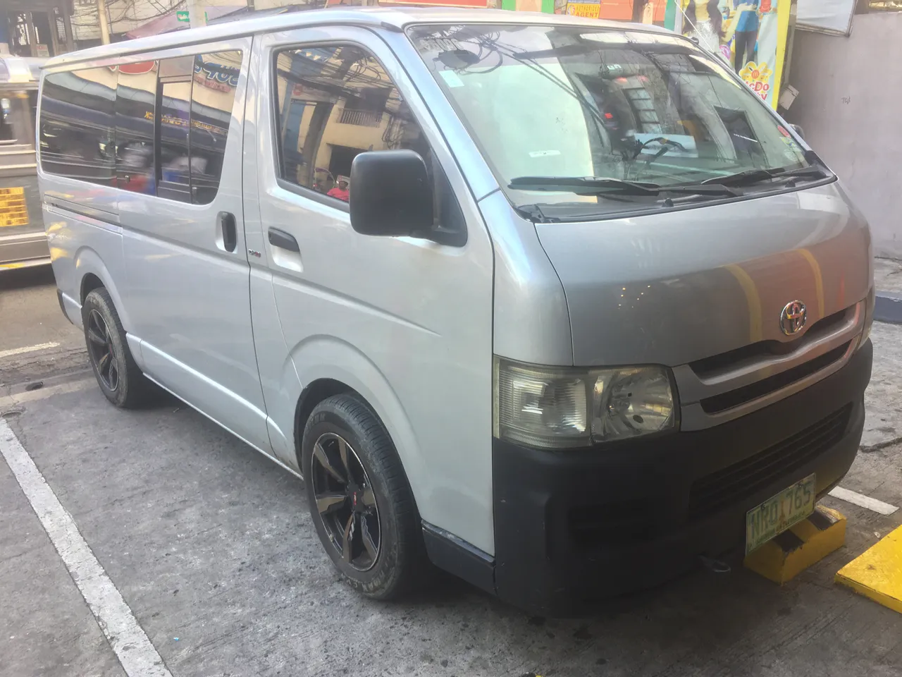 Mobil van penumpang sebagai ilustrasi salah satu pilihan kendaraan