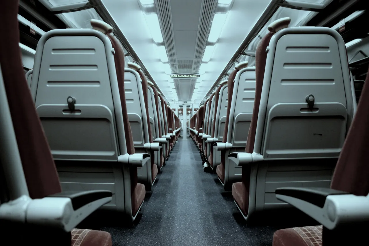 Interior kereta penumpang yang kosong sebagai ilustrasi ruang perjalanan